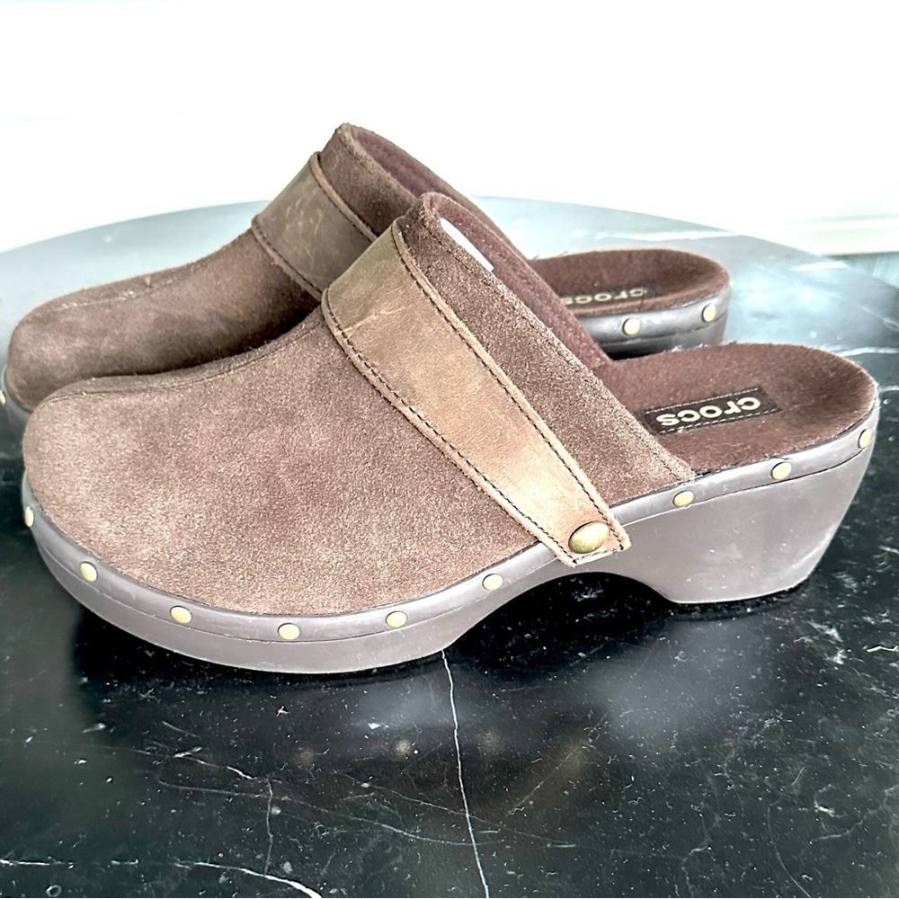 CROCS Cobbler Clogs Brown Suede Studs Sz 10 NWOT - Picture 3 of 11